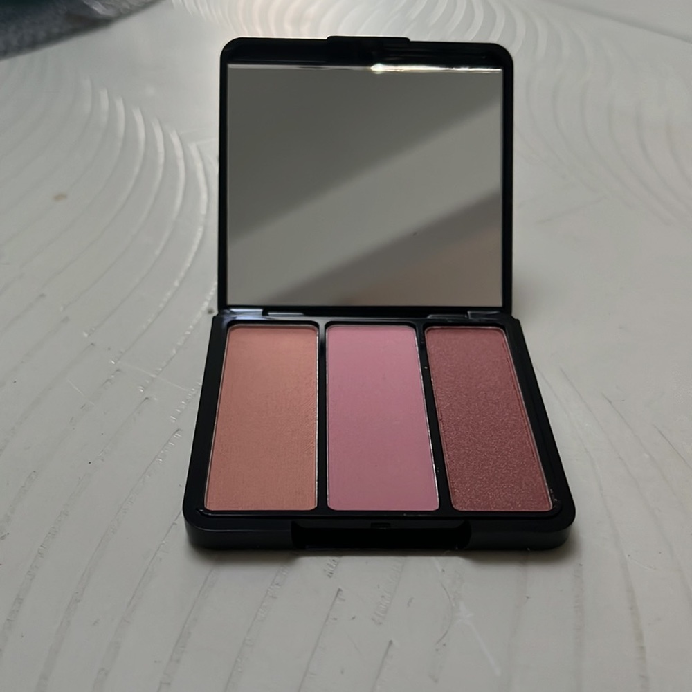 🌼🌸🌷Brand new Eve Pearl Sweet Cheeks Blush Trio 🌸🌼🌷